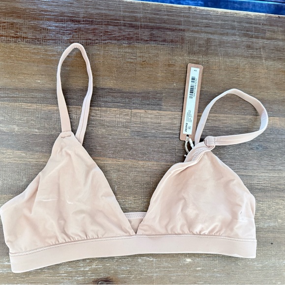 SKIMS NWT FITS EVERYBODY
TRIANGLE BRALETTE CLAY SMALL - Picture 5 of 7